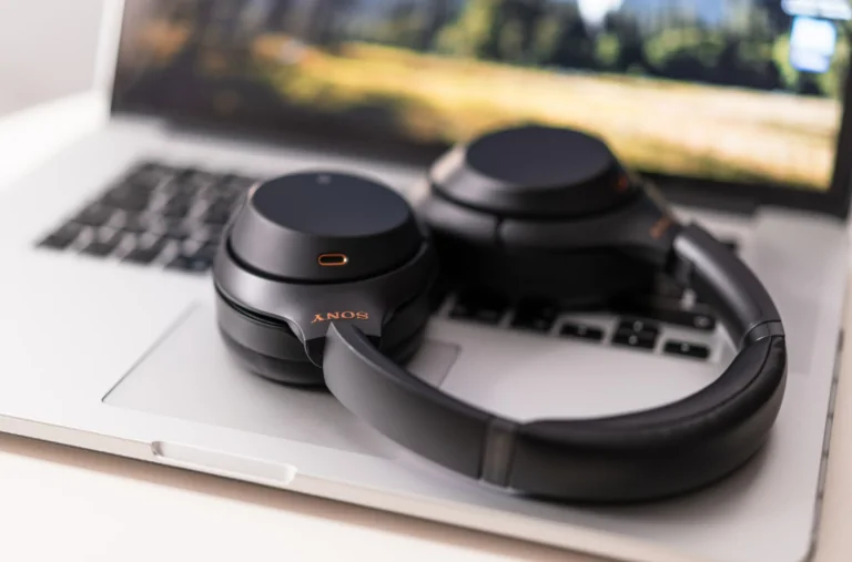 Noise cancelling headphones